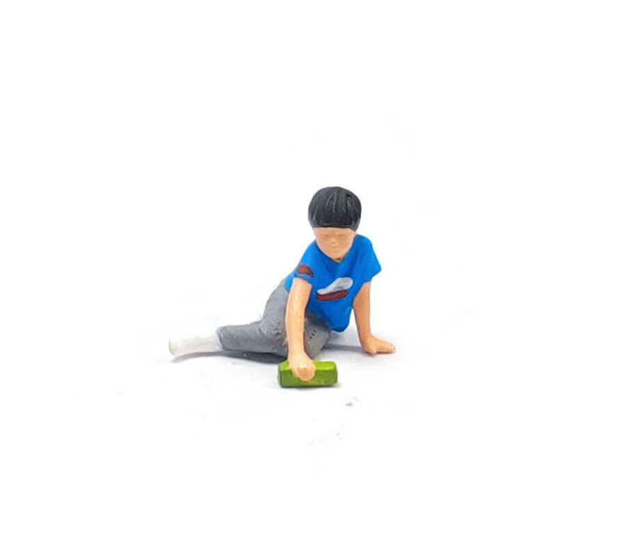1:64 Painted Figure Mini Model Miniature Resin Diorama Boy Playing Car Toy Kid
