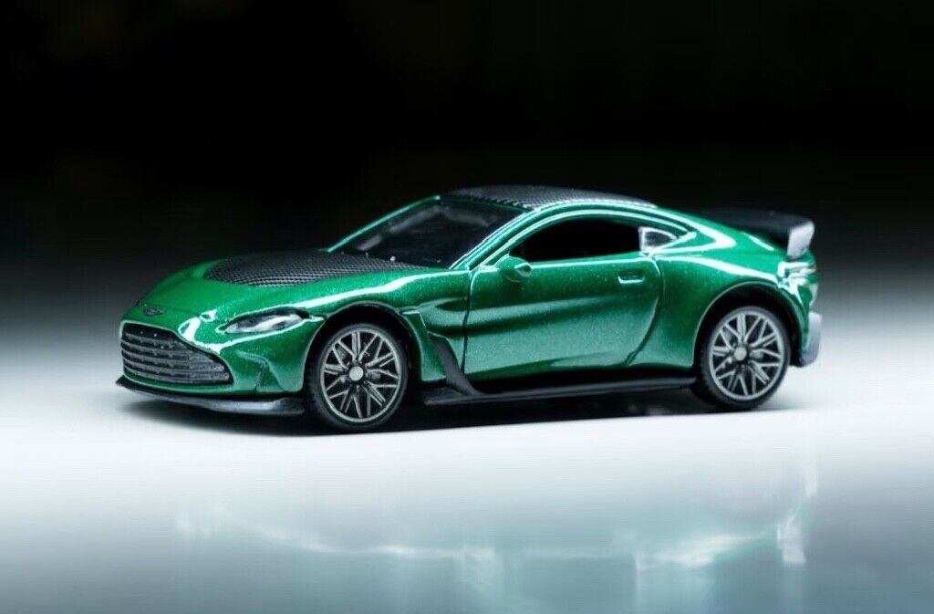 TSC 1:64 Green Carbon VANTAGE V12 Sports Model Diecast Metal Car New Collection