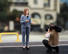 Load image into Gallery viewer, 1:24 Painted Figure Model Miniature Resin Diorama Sand Journalist Interview Set
