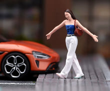 Load image into Gallery viewer, 1:64 Painted Figure Model Miniature Resin Diorama Toy Sand Taking Photo Couple
