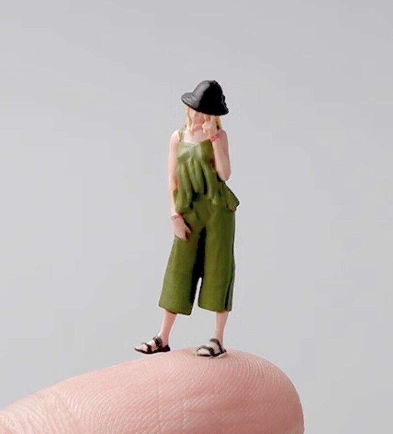 1:64 Painted Figure Mini Model Miniature Resin Diorama Sand Blond Hair Girl Toy New