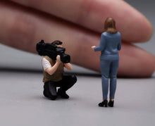 Load image into Gallery viewer, 1:64 Painted Figure Model Miniature Resin Diorama Sand Journalist Interview Set
