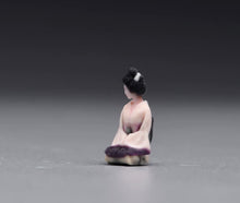 Load image into Gallery viewer, 1:64 Painted Figure Model Miniature Resin Sand Japanese Kimono Lady Kneelsitting
