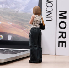 Load image into Gallery viewer, 1:24 Painted Figure Model Miniature Resin Diorama Fashion Short Brown Hair Woman
