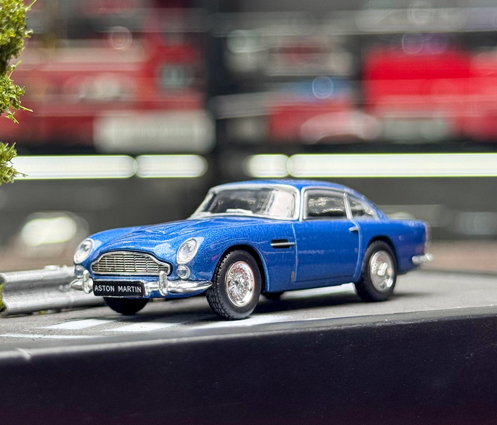 Minigt 1:64 Blue Aston Martin DB5 Classic Sports Model Diecast Metal Car New Collection