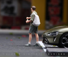 Load image into Gallery viewer, 1:24 Painted Figure Model Miniature Resin Diorama  Sand Trendy Boy Drinks

