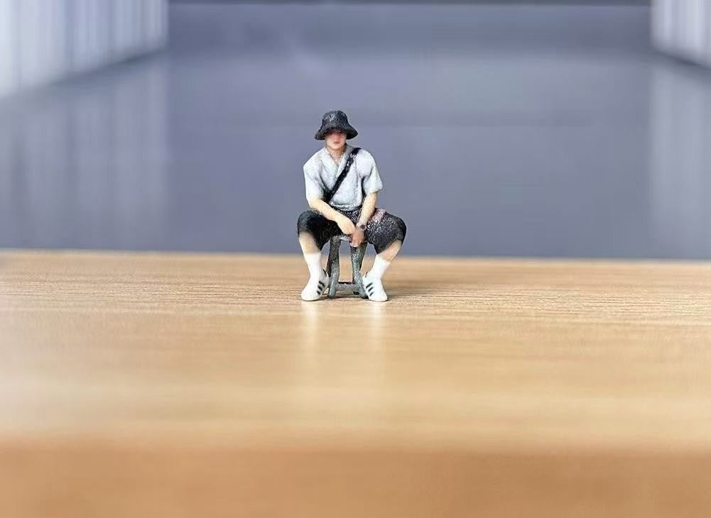 1:64 Painted Figure Model Miniature Resin Diorama Sand Sitting Man fisherman hat