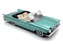 Load image into Gallery viewer, 1:87 Green 1961 Chrysler 300 Convertible Sports Model Diecast Metal Car New Collection
