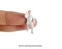 Load image into Gallery viewer, 1:64 Painted Figure Mini Model Miniature Resin Diorama Tai Chi Grandpa Grandma
