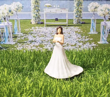 Load image into Gallery viewer, 1:64 Painted Figure Mini Model Miniature Resin Diorama Set Wedding Couple Sand
