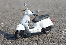 Load image into Gallery viewer, WELLY 1:18 2017 GTS 125CC Sports Classic Model Diecast Metal Motorcycle
