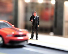 Load image into Gallery viewer, 1:64 Painted Figure Model Miniature Resin Diorama Sand Man With Long Gun Black
