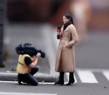Load image into Gallery viewer, 1:64 Painted Figure Model Miniature Resin Diorama street interview Host Camera B
