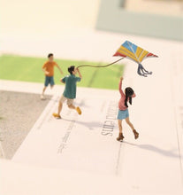 Load image into Gallery viewer, 1:64 Painted Figure Model Miniature Resin Diorama Outdoor Family Day Kiteflying
