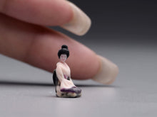 Load image into Gallery viewer, 1:64 Painted Figure Model Miniature Resin Sand Japanese Kimono Lady Kneelsitting
