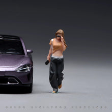 Load image into Gallery viewer, 1:24 Painted Figure Model Miniature Resin Diorama Sand Walking Sunglasses Girl
