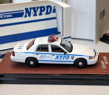 Load image into Gallery viewer, GOC 1:64 HEC White Crown Victoria CV US Police Model Diecast Metal Car New Collection
