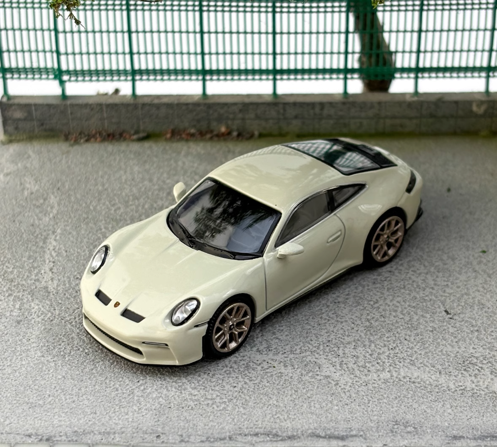 MINIGT 1:64 Crayon 911 992 GT3 Touring Sports Model Diecast Metal Car New Collection
