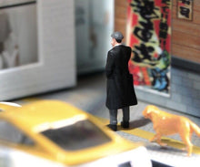 Load image into Gallery viewer, 1:64 Painted Unpainted Figure Model Miniature Resin Diorama Sand Man in Suit
