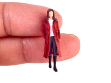 Load image into Gallery viewer, 1:64 Painted Figure Model Miniature Resin Diorama Business Man Woman Luggage
