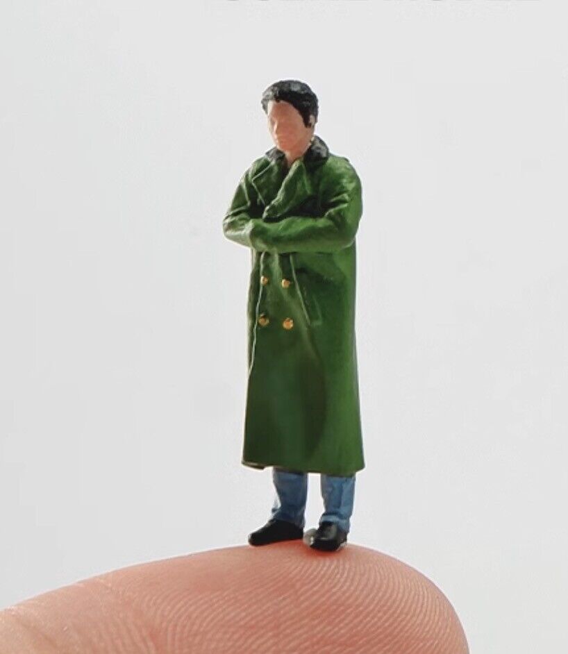 1:64 Painted Figure Mini Model Miniature Resin Diorama Sand Military Coat Man New
