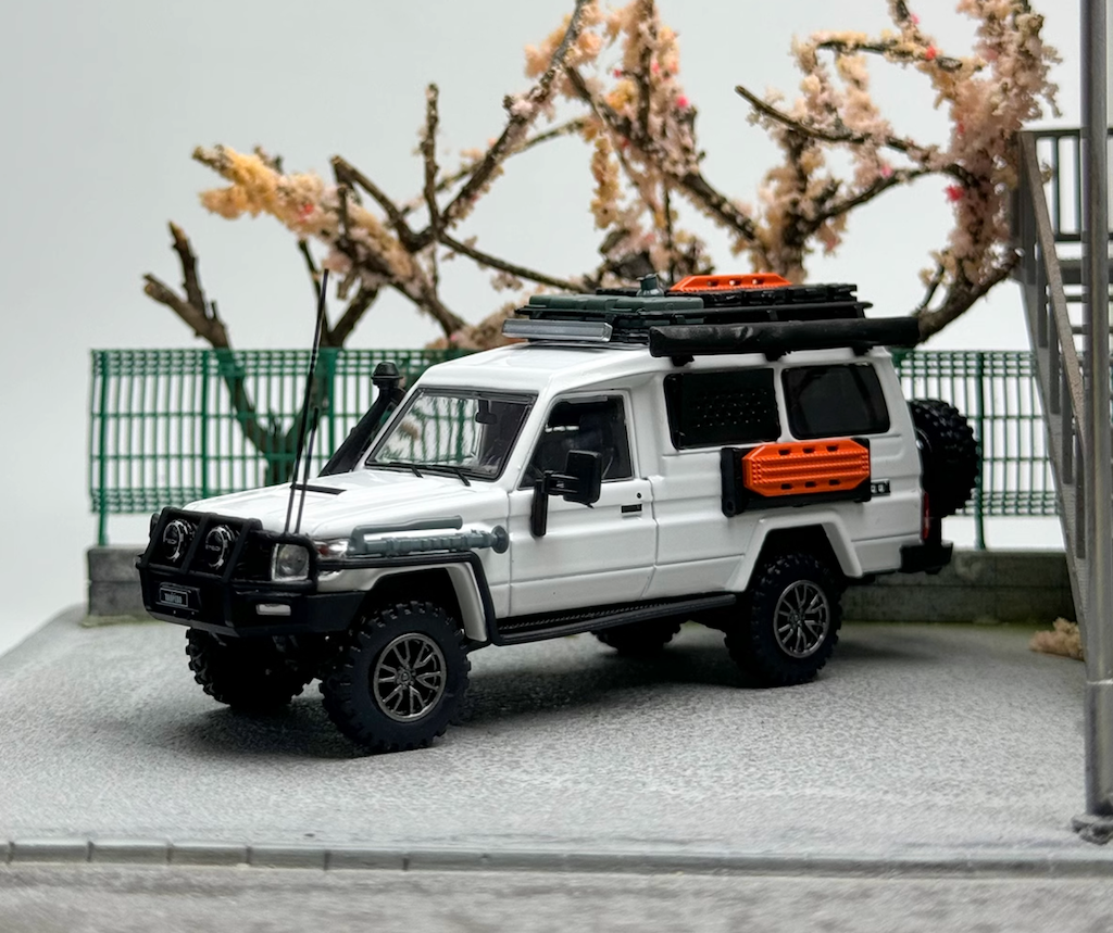 Autobots 1:64 White Land Cruiser J70 LC78 ORV SUV Model Diecast Metal Car New Collection