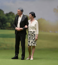 Load image into Gallery viewer, 1:24 Painted Figure Model Miniature Resin Diorama Sand Aged Couple Husband Wife
