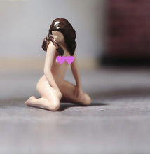 Load image into Gallery viewer, 1:64 Painted Unpainted Figure Model Miniature Resin Diorama Kneeling Sexy Beauty New
