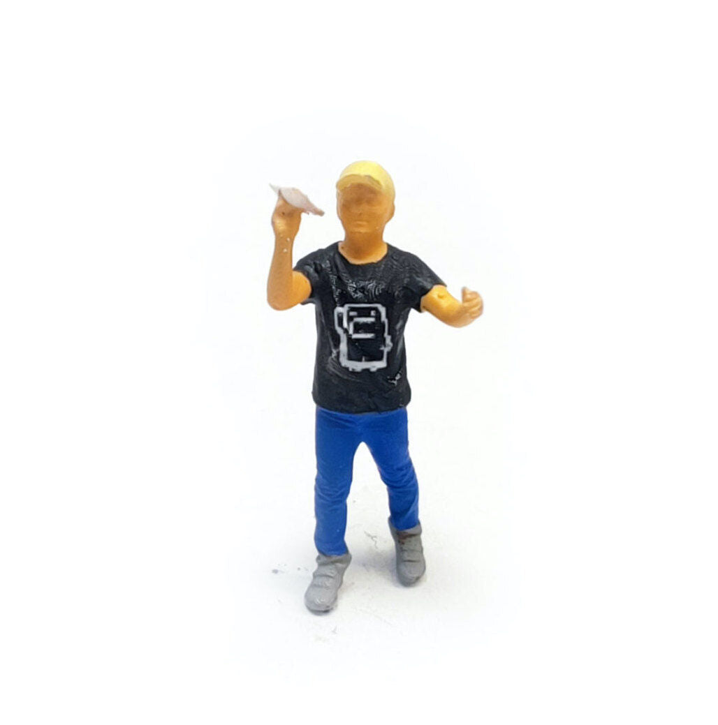 1:64 Painted Figure Mini Model Miniature Resin Diorama Boy Playing Paper Plane