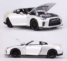 Load image into Gallery viewer, Bburago 1:24 White JDM 2017 GTR R35 Racing Sports Model Diecast Metal Car New Collection

