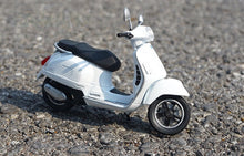 Load image into Gallery viewer, WELLY 1:18 2017 GTS 125CC Sports Classic Model Diecast Metal Motorcycle
