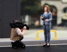 Load image into Gallery viewer, 1:24 Painted Figure Model Miniature Resin Diorama Sand Journalist Interview Set
