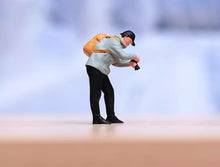 Load image into Gallery viewer, 1:24 Painted Figure Model Miniature Resin Diorama Sand Camera Man Photographer A
