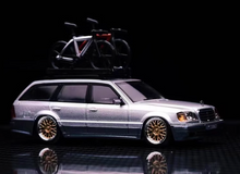 Load image into Gallery viewer, Mortal 1:64 Silver Gold Rim S124 E300 Wagon Roof Bike Model Diecast Metal Car
