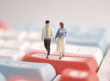 Load image into Gallery viewer, 1:64 Painted Figure Model Miniature Resin Diorama Sand Holding Hands Couple Love
