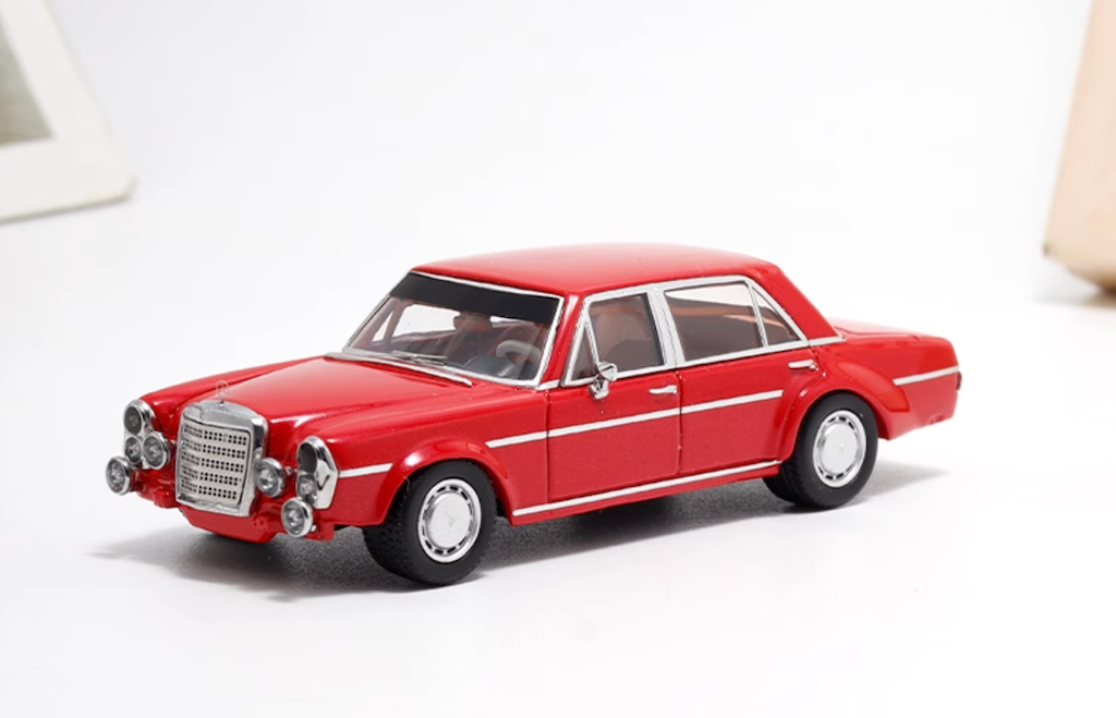BSC 1:64 Red 300SEL W109 AMG 6.8 Sedan Classic Model Diecast Metal Car New Collection