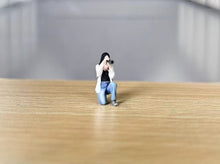 Load image into Gallery viewer, 1:64 Painted Figure Model Miniature Resin Diorama Sand Kneeling Pose Camera Lady
