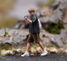 Load image into Gallery viewer, 1:64 Painted Figure Model Miniature Resin Sand Diorama Backpack Man Shooting
