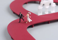 Load image into Gallery viewer, 1:64 Painted Figure Model Miniature Resin Diorama Sand Wedding Couple Lovers NEW
