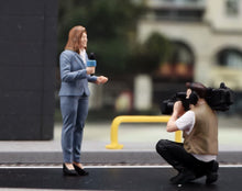 Load image into Gallery viewer, 1:64 Painted Figure Model Miniature Resin Diorama Sand Journalist Interview Set
