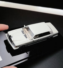 Load image into Gallery viewer, GFCC 1:64 White 1998 Silver Spur Park Ward Luxury Model Diecast Metal Car New Collection
