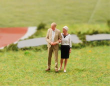Load image into Gallery viewer, 1:24 Painted Figure Model Miniature Resin Diorama  Sand Elderly Couple Lovers
