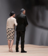 Load image into Gallery viewer, 1:24 Painted Figure Model Miniature Resin Diorama Sand Aged Couple Husband Wife
