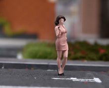 Load image into Gallery viewer, 1:64 Painted Figure Model Miniature Resin Sand Vintage Curly Hair Woman Beauty
