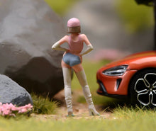 Load image into Gallery viewer, 1:24 Painted Figure Model Miniature Resin Diorama  Sand Pink Cap Trendy Girl
