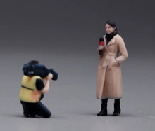 Load image into Gallery viewer, 1:64 Painted Figure Model Miniature Resin Diorama street interview Host Camera B
