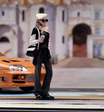 Load image into Gallery viewer, 1:24 Painted Figure Model Miniature Resin Diorama Blond Sunglasses Casual Woman
