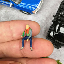 Load image into Gallery viewer, 1:64 Painted Figure Mini Model Miniature Resin Diorama Cheers Chat Drinking Man
