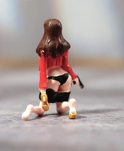 Load image into Gallery viewer, 1:64 Painted Figure Model Miniature Resin Diorama Kneeling Beauty Girl With Gun New
