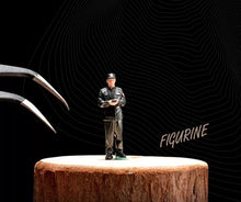 Load image into Gallery viewer, 1:64 Painted Figure Model Miniature Resin Diorama Toy Sand Soldier Guard Man
